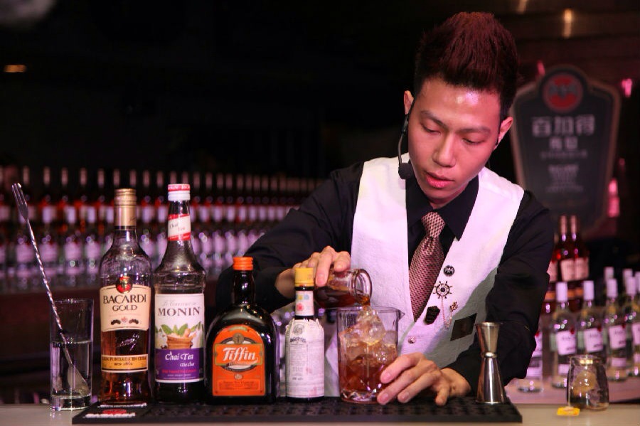 深圳寶安餐吧招聘調(diào)酒師一名，薪資（5500-7000）