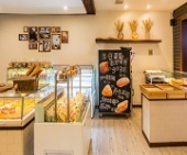 蛋糕店招.全能師傅工資5000--8500，面包師傅工資4000--5500